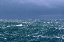 The sea is rough in the Raz de Sein. © Guillaume Plisson / Plisson La Trinité / AA00031 - Photo Galleries - Heavy swell