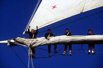 Officiers en train de déferler les voiles de l'Esmeralda. © Philip Plisson / Plisson La Trinité / AA00833 - Photo Galleries - Four masts