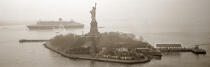 The Queen Mary 2 arriving in New York © Guillaume Plisson / Plisson La Trinité / AA07673 - Photo Galleries - Statue of Liberty