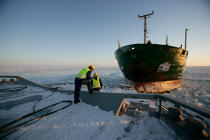 Icebreaker in the Baltic Sea. © Philip Plisson / Plisson La Trinité / AA09091 - Photo Galleries - Icebreaker