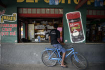 Brazilian shop in the town of Camocin. © Philip Plisson / Plisson La Trinité / AA10086 - Photo Galleries - Cycling