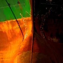 Bow rusty in the port of Piraeus. © Philip Plisson / Plisson La Trinité / AA17699 - Photo Galleries - Athens