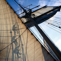 In the sails of the Esmeralda. © Philip Plisson / Plisson La Trinité / AA17743 - Photo Galleries - Masts